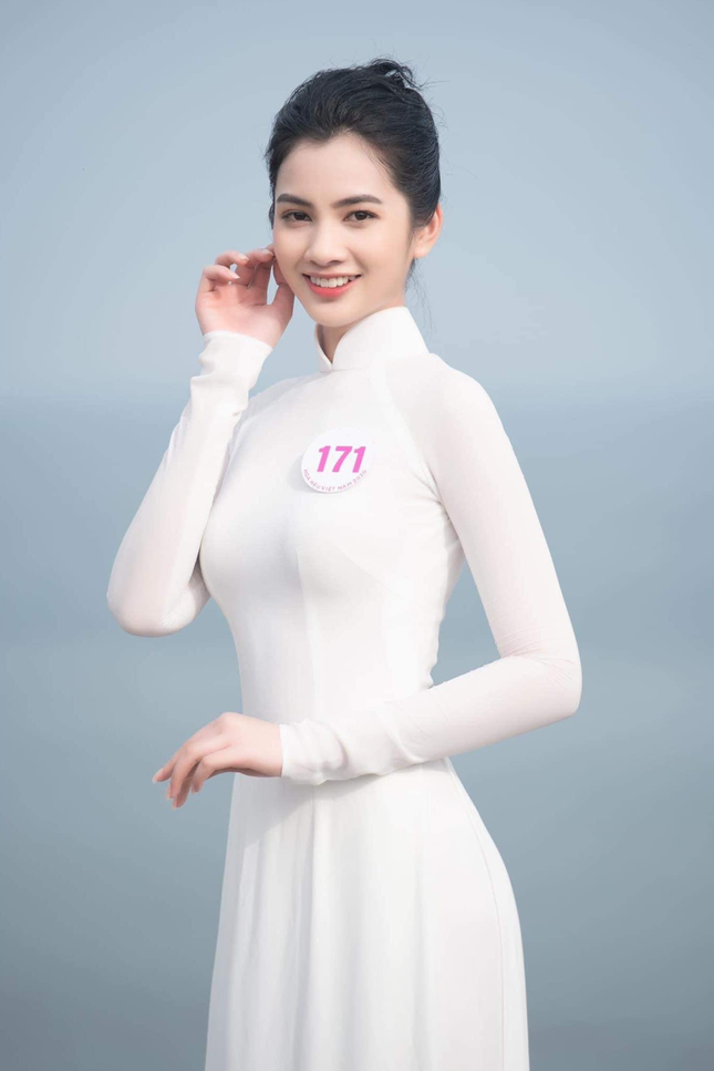 Cẩm Đan tung ảnh diện áo dài trắng cùng dàn người đẹp Hoa hậu Việt Nam ảnh 1