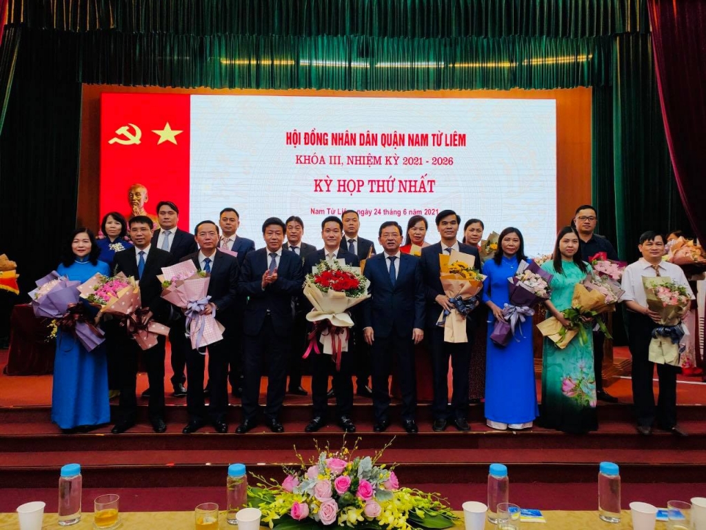 Đồng chí Dương Đức Tuấn, Phó chủ tịch UBND TP Hà Nội tặng hoa chúc mừng các đồng chí lãnh đạo UBND quận Nam Từ Liêm Liêm.