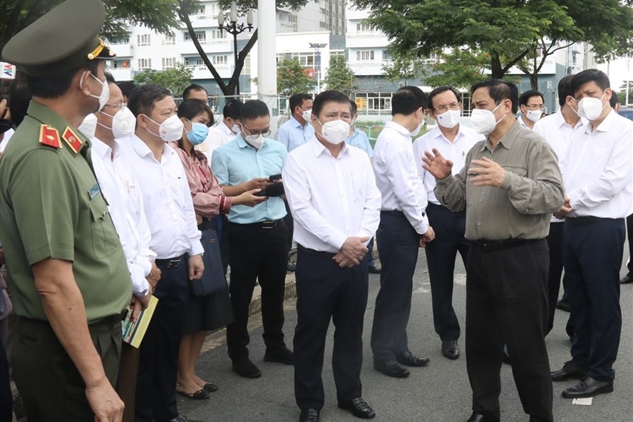 Thủ tướng Phạm Minh Chính kiểm tra khu cách ly tại Ký túc xá ĐHQG TPHCM sáng 26.6 - Ảnh: TTQLKTX