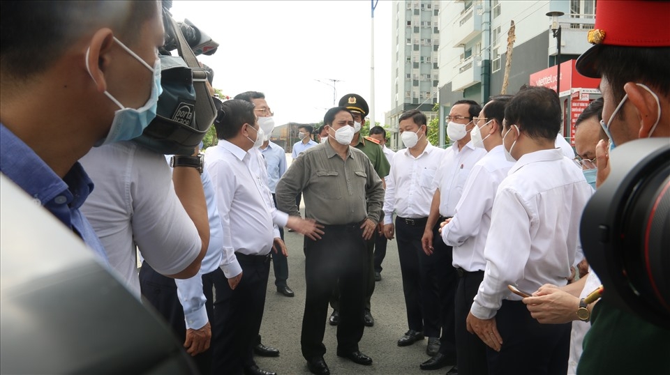 Thủ tướng Phạm Minh Chính đề nghị TPHCM chú trọng công tác test nhanh. Ảnh: KTXĐHQG