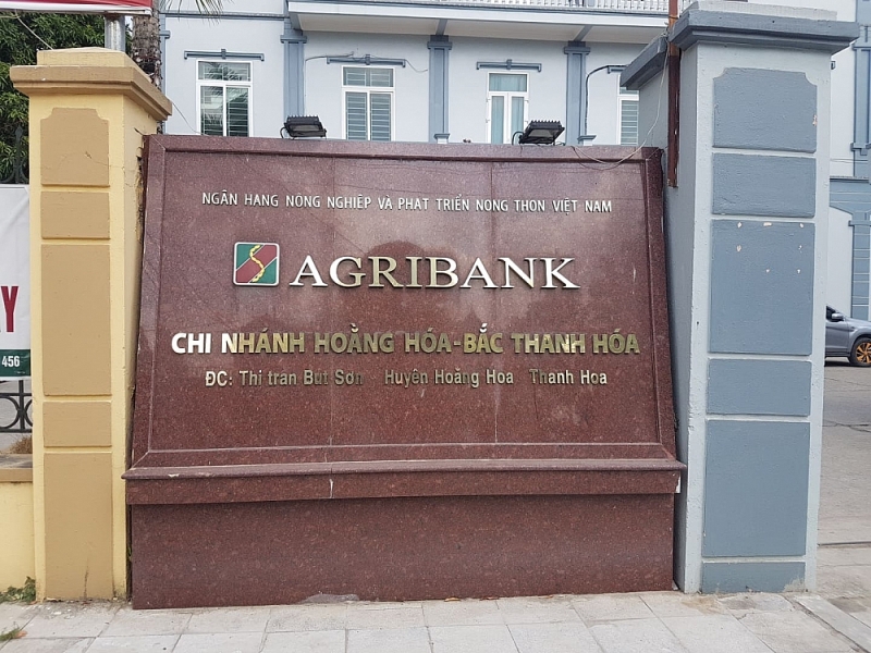 can bo ngan hang agribank lieu co vo can vu tai khoan nguoi gui boc hoi hon 2 ty dong