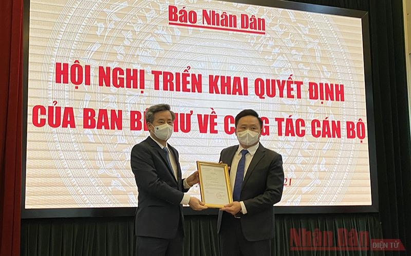 Phó Trưởng Ban Tổ chức Trung ương Nguyễn Quang Dương trao Quyết định của Ban Bí thư cho đồng chí Phan Văn Hùng. Ảnh: Trịnh Dũng Nhân dân Online Phó Trưởng Ban Tổ chức Trung ương Nguyễn Quang Dương trao Quyết định của Ban Bí thư cho đồng chí Phan Văn Hùng. Ảnh: Trịnh Dũng Nhân dân Online
