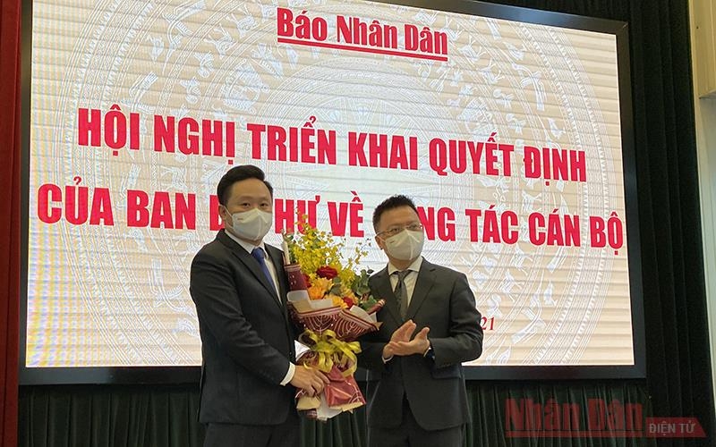 Đồng chí Lê Quốc Minh, Ủy viên Trung ương Đảng, Tổng Biên tập Báo Nhân Dân tặng hoa chúc mừng đồng chí Phan Văn Hùng. Ảnh: Trịnh Dũng Đồng chí Lê Quốc Minh, Ủy viên Trung ương Đảng, Tổng Biên tập Báo Nhân Dân tặng hoa chúc mừng đồng chí Phan Văn Hùng. Ảnh: Trịnh Dũng