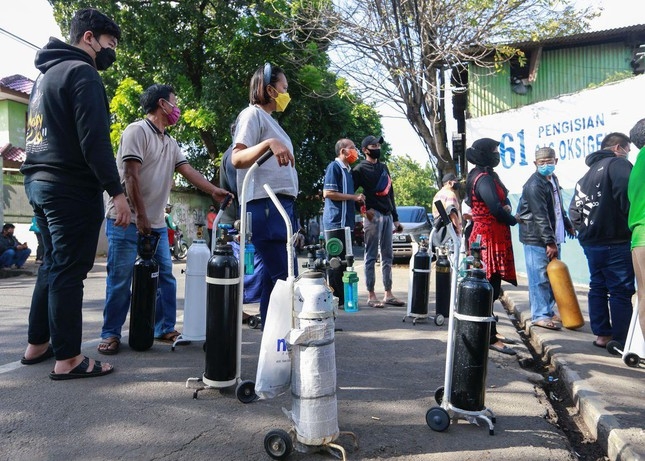 Người dân Jakarta xếp hàng mua bình dưỡng khí. Ảnh: Reuters