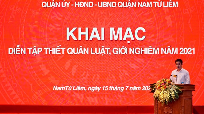 Phó Bí thư Quận ủy, Chủ tịch UBND quận, Trưởng ban Tổ chức diễn tập quận Nam Từ Liêm Nguyễn Huy Cường phát biểu khai mạc diễn tập.