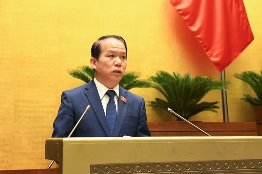 Chủ nhiệm Ủy ban Pháp luật của Quốc hội Hoàng Thanh Tùng trình bày Tờ trình. Ảnh Quốc hội
