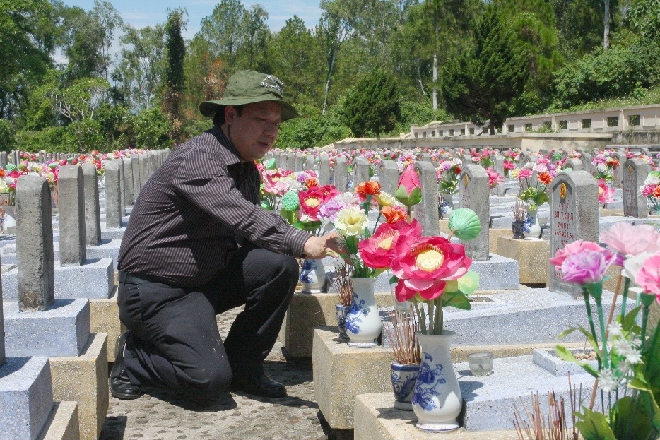 Nhà báo Tào Khánh Hưng - Phó Tổng biên tập Báo Xây dựng thắp hương tri ân các Anh hùng Liệt sĩ tại nghĩa trang quốc gia Trường Sơn (7/2020)