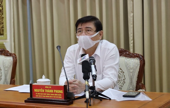 Ông Nguyễn Thành Phong, Chủ tịch UBND TP Hồ Chí Minh, cho biết sẽ áp dụng các biện pháp khẩn cấp để ngăn chặn dịch bệnh lây lan.