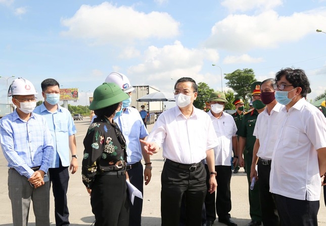 Chủ tịch UBND thành phố Hà Nội Chu Ngọc Anh kiểm tra chốt kiểm soát ra vào cửa ngõ thành phố.