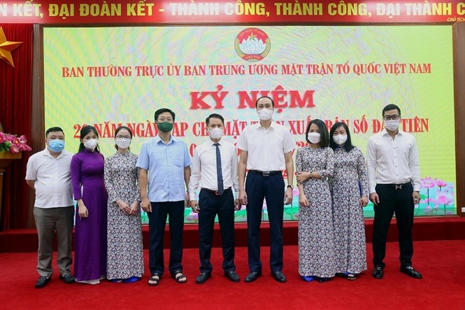 Phó Chủ tịch Ủy ban Trung ương MTTQ Việt Nam Phùng Khánh Tài (thứ 4 từ phải sang) và Chánh Văn phòng Ủy ban Trung ương MTTQ Việt Nam Cao Xuân Thạo (thứu 4 từ trái sang) chụp ảnh lưu niệm cùng cán bộ, phóng viên Tạp chí.