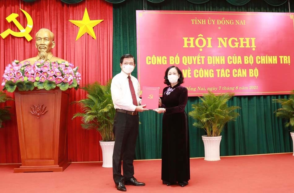 Bà Trương Thị Mai trao quyết định điều động ông Nguyễn Hồng Lĩnh làm Bí thư Tỉnh ủy Đồng Nai