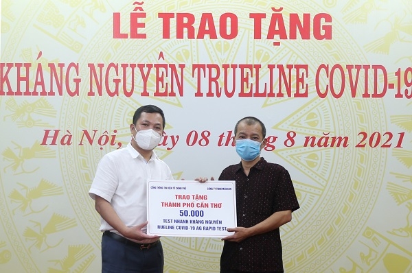 Ôông Nguyễn Hồng Sâm, Tổng Giám đốc Cổng TTĐT Chính phủ trao tặng khay thử xét nghiệm định tính kháng nguyên SARS-CoV-2 tại Cần Thơ