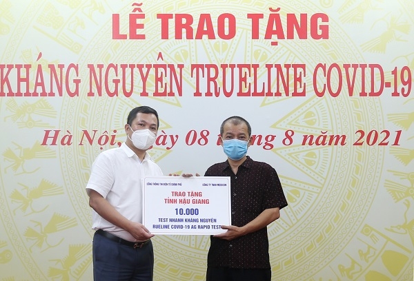 Ôông Nguyễn Hồng Sâm, Tổng Giám đốc Cổng TTĐT Chính phủ trao tặng khay thử xét nghiệm định tính kháng nguyên SARS-CoV-2 tại Hậu Giang