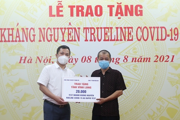 Ôông Nguyễn Hồng Sâm, Tổng Giám đốc Cổng TTĐT Chính phủ trao tặng khay thử xét nghiệm định tính kháng nguyên SARS-CoV-2 tặng tỉnh Vĩnh Long