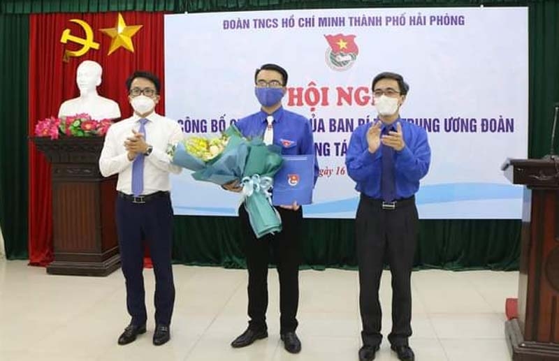 Đồng chí Lê Trí Vũ, Trưởng ban Dân vận Thành ủy và đồng chí Đào Phú Thùy Dương, Bí thư Thành đoàn Hải Phòng trao Quyết định và tặng hoa cho đồng chí Lê Khắc Nguyên Anh