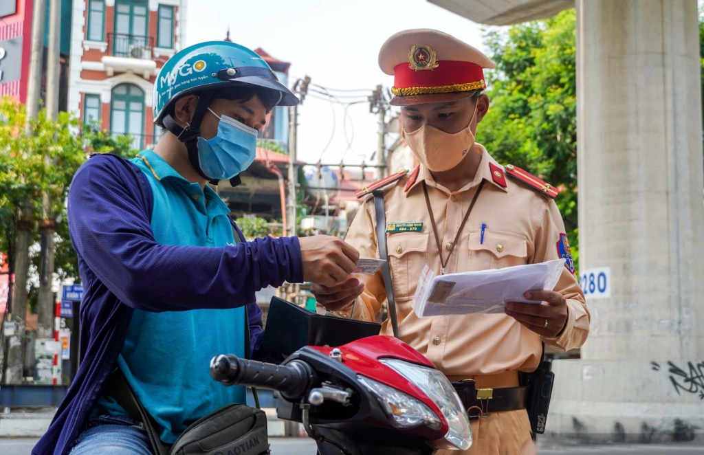 Công an Hà Nội kiểm tra giấy đi đường của người tham gia giao thông trong thời điểm TP thực hiện giãn cách xã hội.