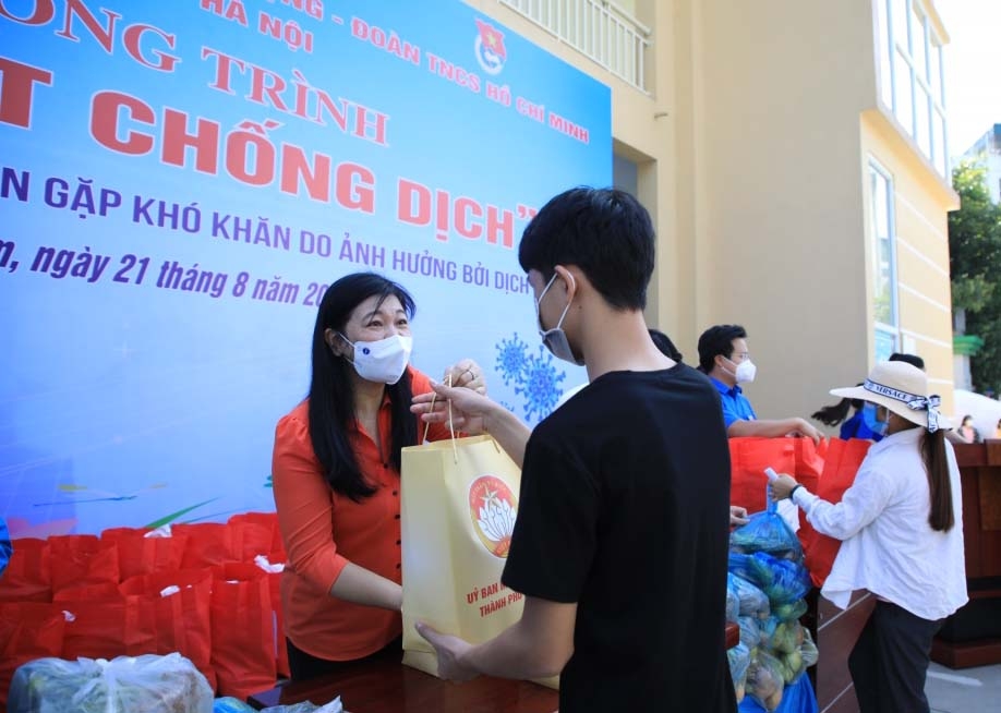 Chủ tịch Ủy ban MTTQ Việt Nam TP Hà Nội Nguyễn Lan Hương trao tặng các phần quà tới người lao động nghèo và sinh viên ngoại tỉnh