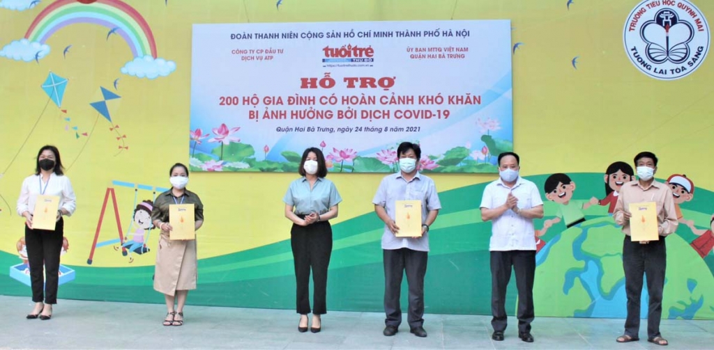 Bà Phạm Thị Nguyên Hạnh, Phó Bí thư Đảng ủy khối các cơ quan TP Hà Nội, ông Trần Quyết Thắng, Phó bí thư Thường trực, Chủ tịch HĐND quận trao quà tới đại diện MTTQ các phường.