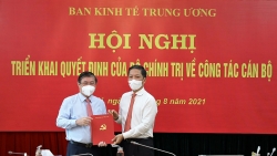 Ông Nguyễn Thành Phong nhận quyết định giữ chức Phó Trưởng Ban Kinh tế T.Ư