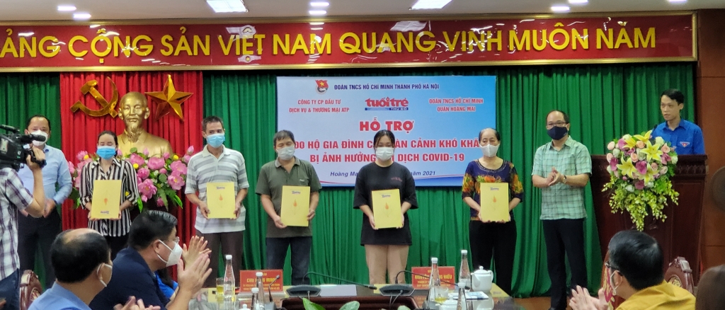 Trao 200 suất quà cho các hộ gia đình có hoàn cảnh khó khăn trên địa bàn quận Hoàng Mai