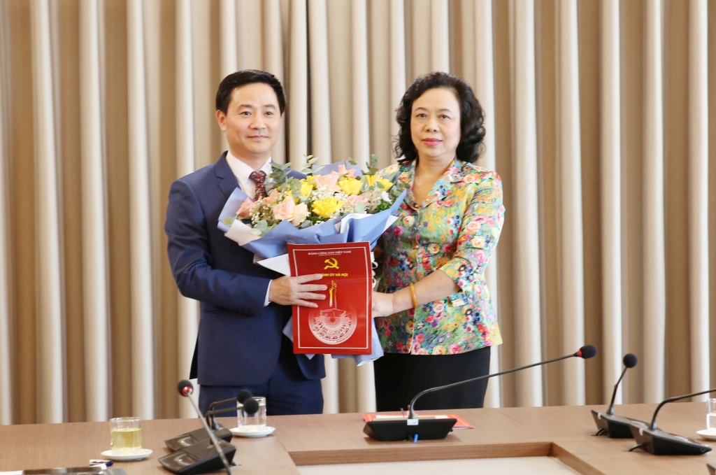 Phó Bí thư Thường trực Thành ủy Ngô Thị Thanh Hằng trao quyết định bổ nhiệm cho đồng chí Trần Anh Tuấn