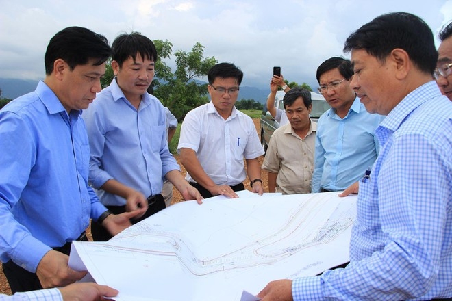 Thứ trưởng Bộ GTVT Nguyễn Ngọc Đông, cùng lãnh đạo UBND tỉnh Bình Thuận khảo sát vị trí khởi công tuyến cao tốc Vĩnh Hảo - Dầu Giây ẢNH: QUẾ HÀ