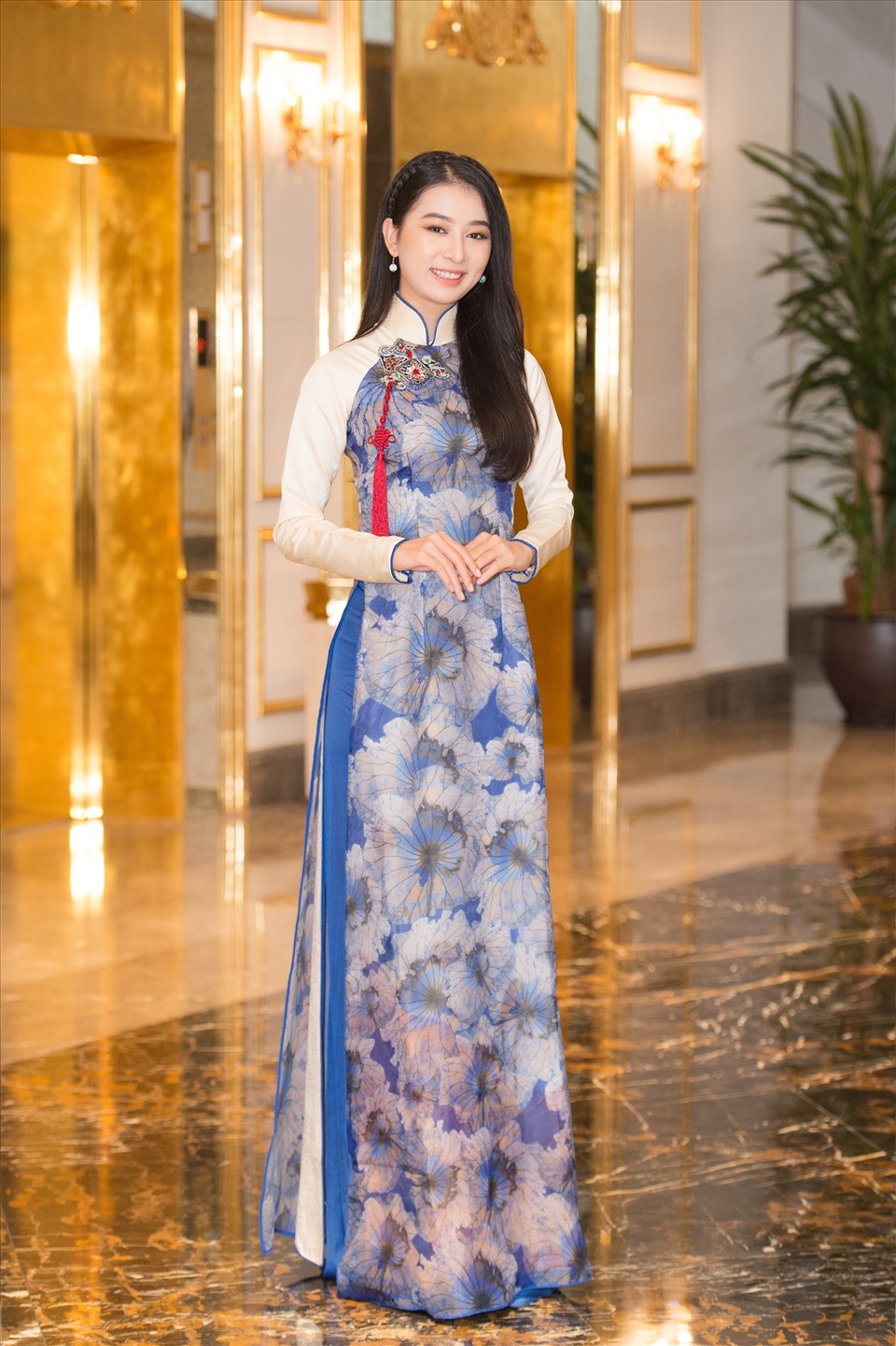 Hoa khôi Đại học Huế - Võ  Thị Ý Nhi xuất hiện với áo dài nền nã tại sơ khảo Hoa hậu Việt Nam 2020. Ảnh: HHVN.