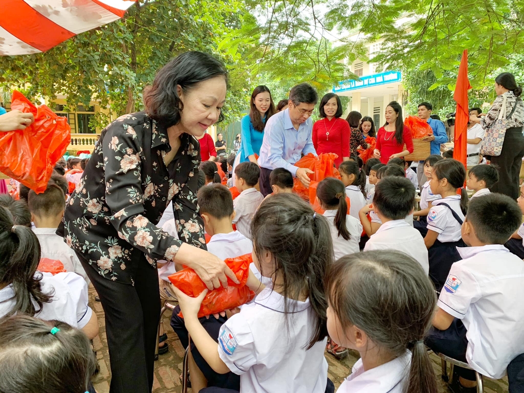  quot Trung thu cho em tặng con công nhân thiếu nhi có hoàn cảnh khó khăn