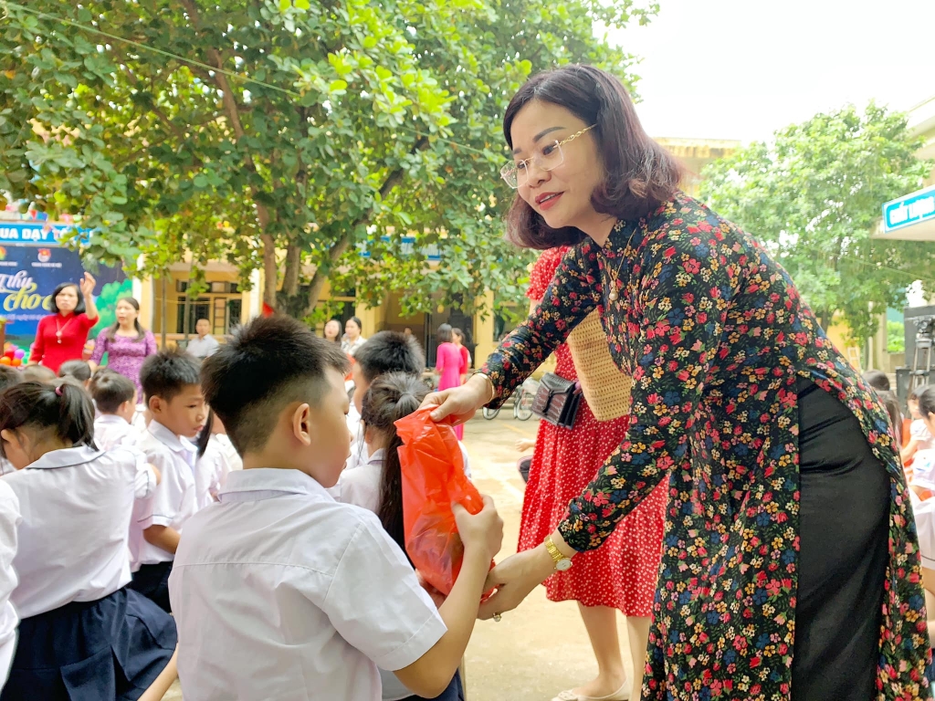 Đồng chí Nguyễn Thị Tuyến trao quà tới các em thiếu nhi. Đồng chí Nguyễn Thị Tuyến trao quà tới các em thiếu nhi.