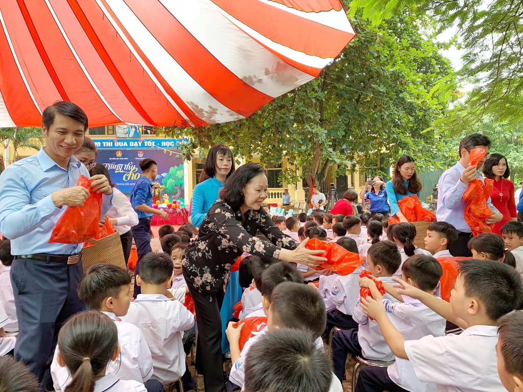 Đồng chí Trương Thị Mai trao quà tới các em thiếu nhi Đồng chí Trương Thị Mai trao quà tới các em thiếu nhi