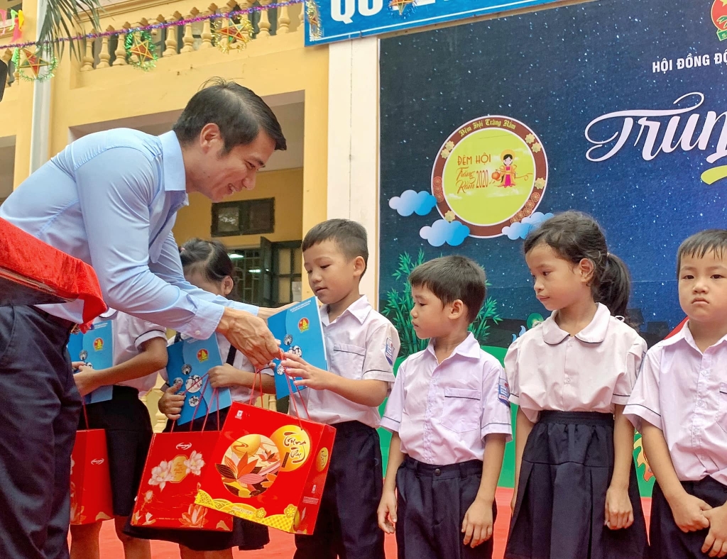 Đồng chí Nguyễn Ngọc Lương trao quà tới các em thiếu nhi Đồng chí Nguyễn Ngọc Lương trao quà tới các em thiếu nhi