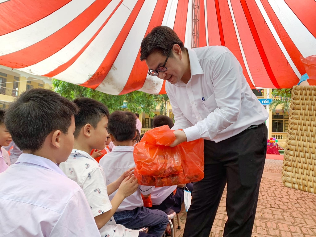 Đồng chí Nguyễn Văn Thắng trao quà tới các em thiếu nhi. Đồng chí Nguyễn Văn Thắng trao quà tới các em thiếu nhi.