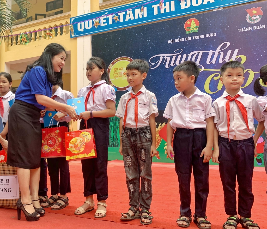 Đồng chí Chu Hồng Minh trao quà tới các em thiếu nhi,. Đồng chí Chu Hồng Minh trao quà tới các em thiếu nhi,.