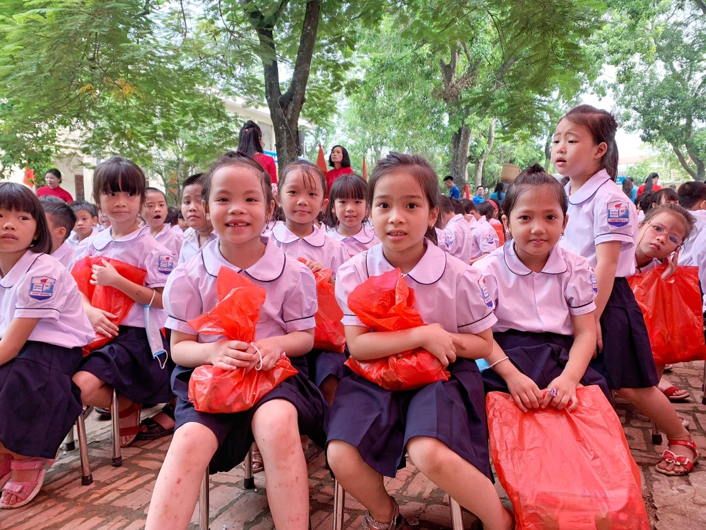 Niềm vui của các em khi được nhận quà. Niềm vui của các em khi được nhận quà.