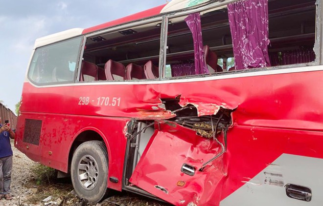 Cơ quan điều tra nêu quan điểm về vụ xe chở học sinh bị tàu hỏa húc văng tại Hà Nội ảnh 4