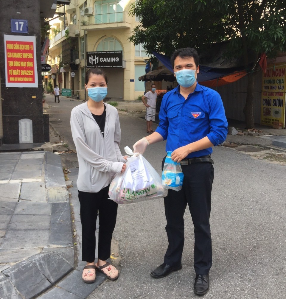 TS Đỗ Văn Chính - Bí thư Đoàn TN trường ĐH Thủy Lợi trao quà tới các bạn sinh viên TS Đỗ Văn Chính - Bí thư Đoàn TN trường ĐH Thủy Lợi trao quà tới các bạn sinh viên
