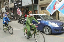 Loa tuyên truyền trên xe đạp - nhân lên cách làm hay trong cuộc chiến chống đại dịch