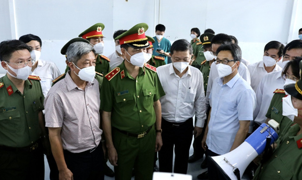 Phó Thủ tướng Vũ Đức Đam (đeo kính, bên phải) và Thứ trưởng Công an Nguyễn Duy Ngọc (thứ ba bên trái) kiểm tra thiết bị trong bệnh viện. 