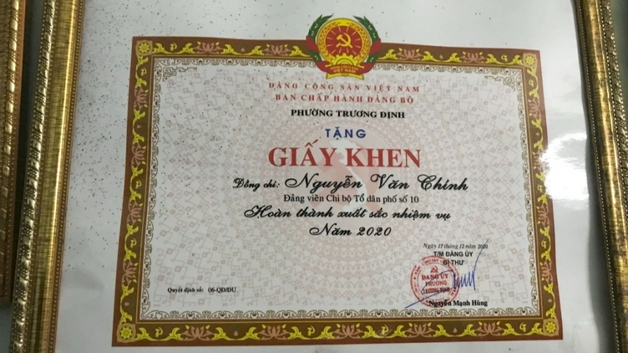 Đảng ủy phường Trương Định tặng giấy khen cho ông Nguyễn Văn Chính