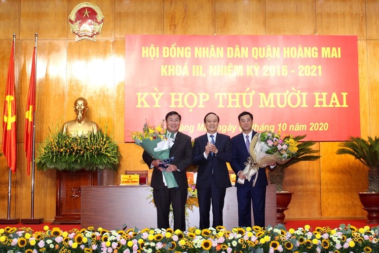 Phó Chủ tịch Thường trực HĐND TP Nguyễn Ngọc Tuấn chúc mừng lãnh đạo quận Hoàng Mai.