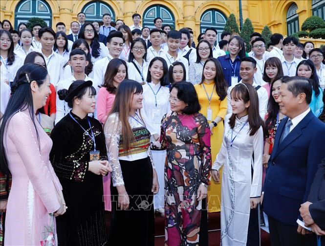 Trong ảnh: Phó Chủ tịch nước Đặng Thị Ngọc Thịnh với các đại biểu học sinh, sinh viên tiêu biểu. Ảnh: TTXVN