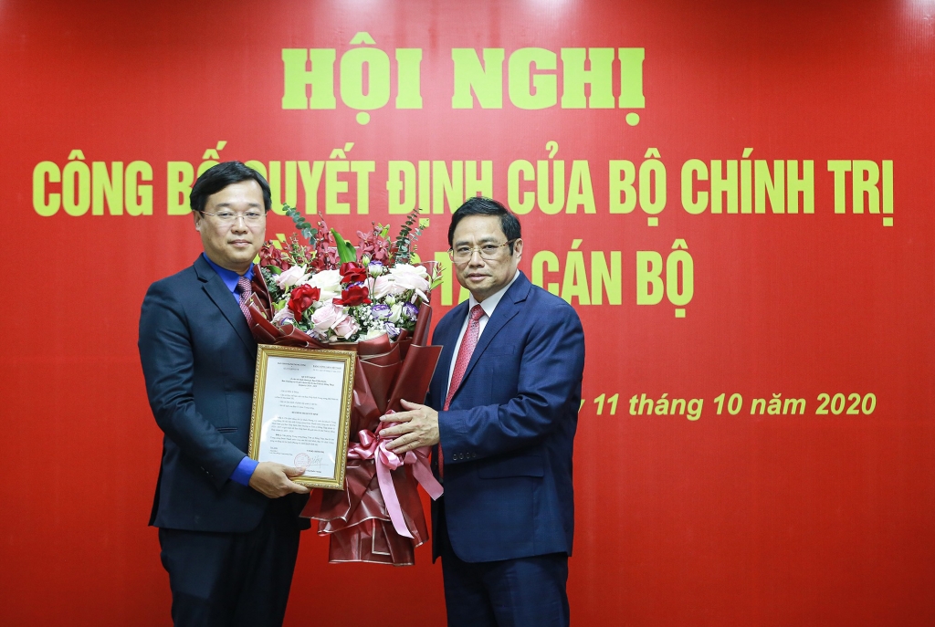 Ông Phạm Minh Chính trao quyết định cho ông Lê Quốc Phong