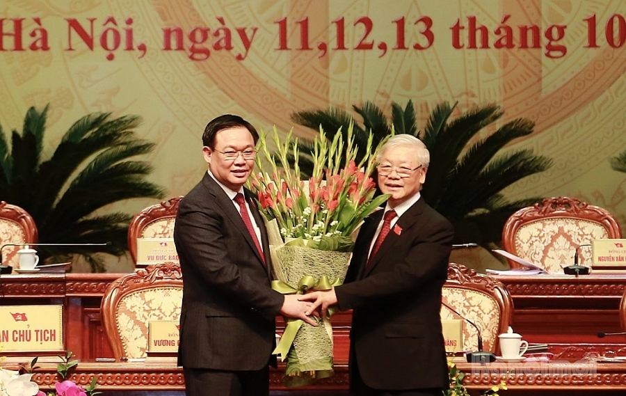 Bí thư Thành ủy Hà Nội Vương Đình Huệ tặng hoa Tổng Bí thư, Chủ tịch nước Nguyễn Phú Trọng