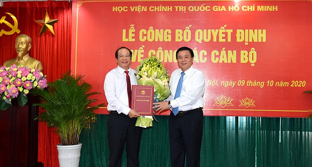 GS,TS Nguyễn Xuân Thắng trao quyết định giao quyền giám đốc Học viện Báo chí và tuyên truyền cho ông Lưu Văn An   Ảnh: AJC