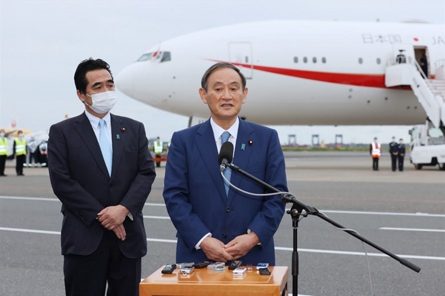 Thủ tướng Nhật Bản Suga Yoshihide tại sân bay Haneda, Tokyo ngày 18.10, bắt đầu chuyến thăm 4 ngày tới Việt Nam và Indonesia. Ảnh: AFP