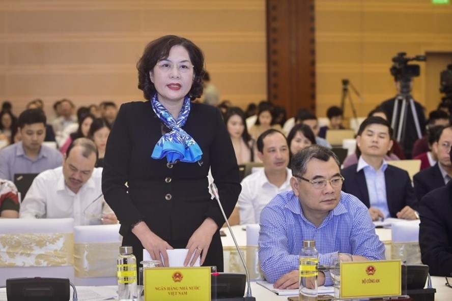 Phó Thống đốc Nguyễn Thị Hồng trả lời câu hỏi của phóng viên về nguyên nhân nợ xấu tại Họp báo thường kì Chính phủ. Ảnh SBV