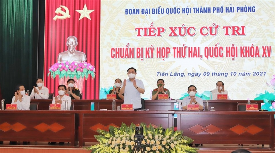 Đồng chí Vương Đình Huệ, Ủy viên Bộ Chính trị, Chủ tịch Quốc hội cùng các đại biểu Quốc hội thành phố Hải Phòng tiếp xúc cử tri huyện Tiên Lãng. Ảnh Cổng TTĐT Hải Phòng