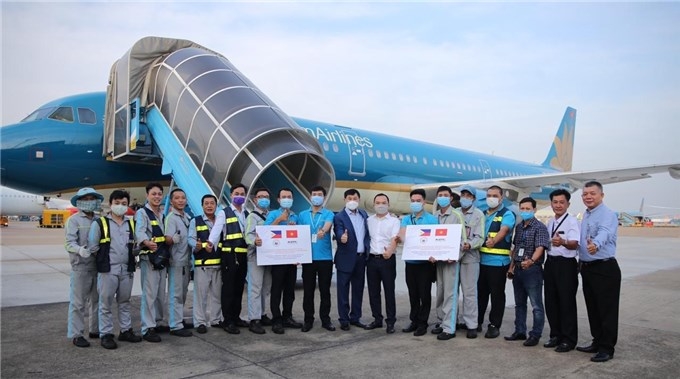 Ông Johnathan Hạnh Nguyễn trao tặng đồ chống dịch Covid-19 đến Bộ Ngoại giao Philippines. (Nguồn: IPPG)