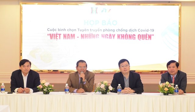 Ông Tô Quang Phán - Tổng Giám đốc – Tổng Biên tập Đài PT-TH Hà Nội (người cầm mic) chia sẻ tại họp báo.