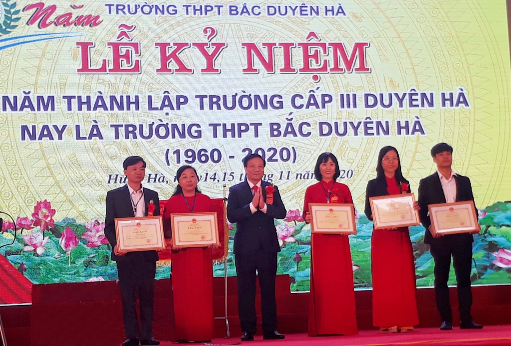Trường THPT Bắc Duyên Hà đã vinh dự được Bộ Giáo dục và Đào tạo tặng Cờ thi đua; 10 thày, cô giáo nhà trường đạt thành tích trong phong trào thi đua “Dạy tốt – học tốt” được tặng bằng khen của Bộ Giáo dục và Đào tạo và bằng khen của UBND tỉnh Thái Bình. Trường THPT Bắc Duyên Hà đã vinh dự được Bộ Giáo dục và Đào tạo tặng Cờ thi đua; 10 thày, cô giáo nhà trường đạt thành tích trong phong trào thi đua “Dạy tốt – học tốt” được tặng bằng khen của Bộ Giáo dục và Đào tạo và bằng khen của UBND tỉnh Thái Bình.